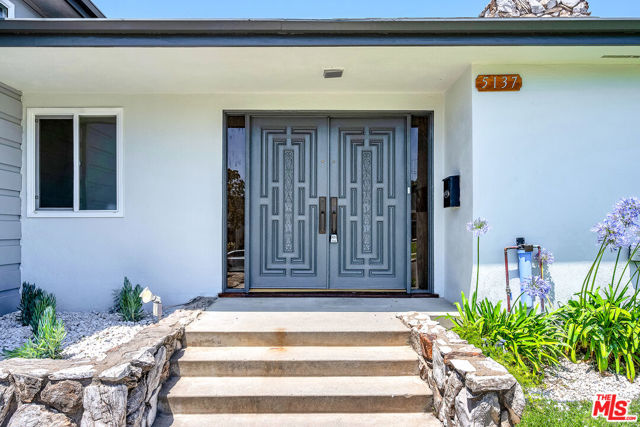 5137 Reynier Avenue, Los Angeles CA: https://media.crmls.org/mediaz/c1209263-57b0-479a-b964-5443e98c1157.jpg