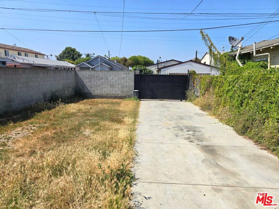 https://media.crmls.org/mediaz/c1217221-c277-4ee3-9352-856785e1893c.jpg?preset=X-Large