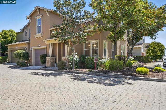 10708 Prince Royal Ct, Oakland CA: https://media.crmls.org/mediaz/c1222b17-cc16-41dd-ab79-fd29c0f506ed.jpg