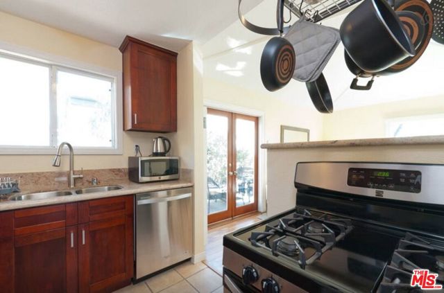 828 Hill Street, Santa Monica CA: https://media.crmls.org/mediaz/c122fdd9-4b9a-4638-87cd-6b725d12d311.jpg