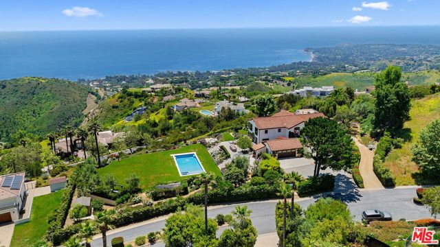 27450 Calicut Road, Malibu CA: https://media.crmls.org/mediaz/c1232489-f287-498d-8aca-ea9e8077d311.jpg