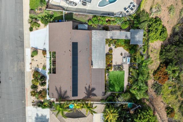 7945 Shadow Hill Dr, La Mesa CA: https://media.crmls.org/mediaz/c124e7a3-400c-4fda-abc5-c437a50f4b72.jpg