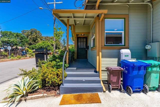 3018 Courtland Ave, Oakland CA: https://media.crmls.org/mediaz/c124eed3-7b01-43a5-a130-55696d70339a.jpg