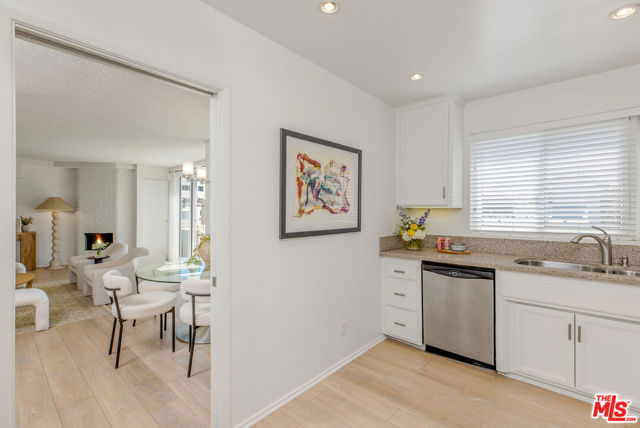 930 3rd Street, Santa Monica CA: https://media.crmls.org/mediaz/c12551de-e2f6-440b-b4b5-e3ade3b2a54e.jpg