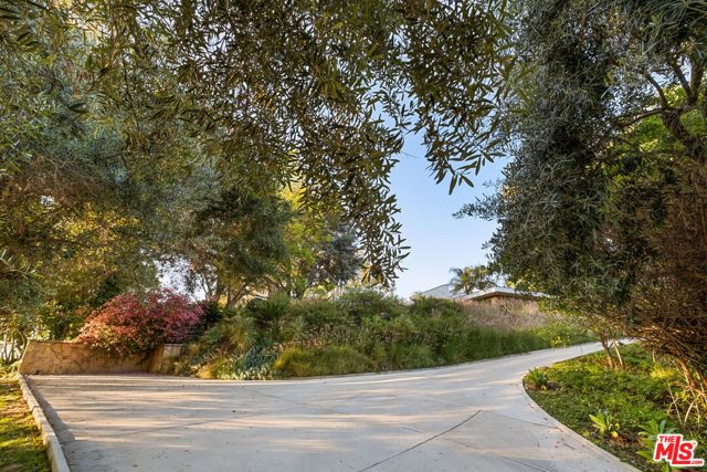 11531 Amanda Drive, Studio City CA: https://media.crmls.org/mediaz/c125543b-8b23-462e-8325-056355bfbb3e.jpg