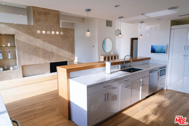 3423 Scadlock Lane, Sherman Oaks CA: https://media.crmls.org/mediaz/c1259b62-b7f2-4f41-854c-a9c3ba33fc91.jpg
