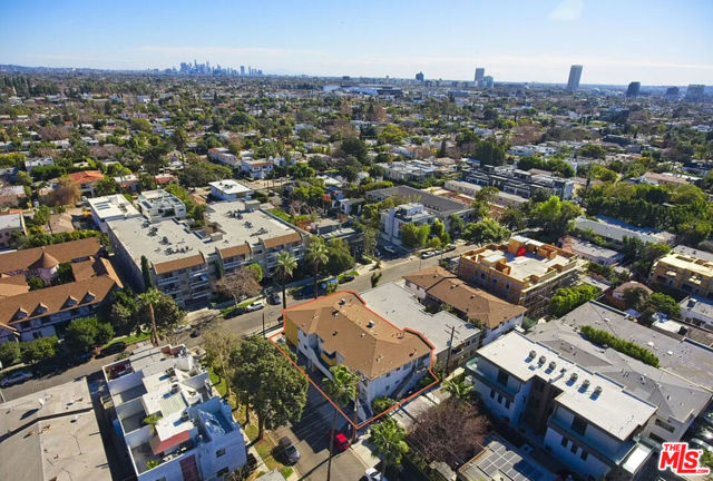 561 N Sweetzer Avenue, West Hollywood CA: https://media.crmls.org/mediaz/c1267eeb-9f43-4116-9366-a3552eb7889a.jpg