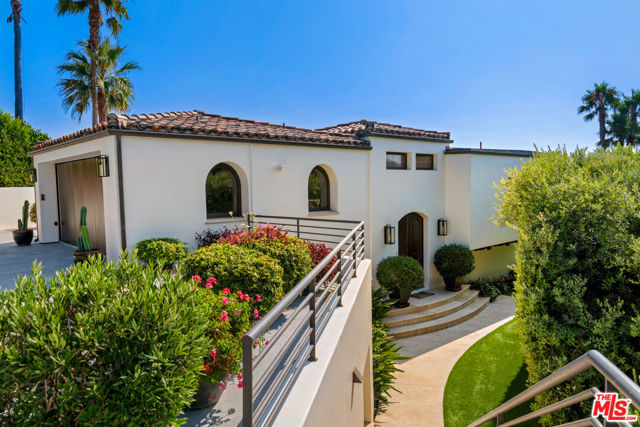 32804 Pacific Coast Highway, Malibu CA: https://media.crmls.org/mediaz/c126a17b-9213-4b58-a347-c87b80e93cee.jpg