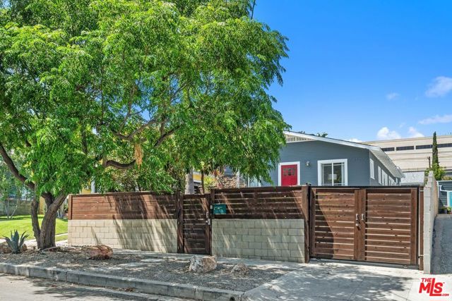 4139 Camero Avenue, Los Angeles CA: https://media.crmls.org/mediaz/c126bd9e-2883-476a-80fa-3a1d16330950.jpg