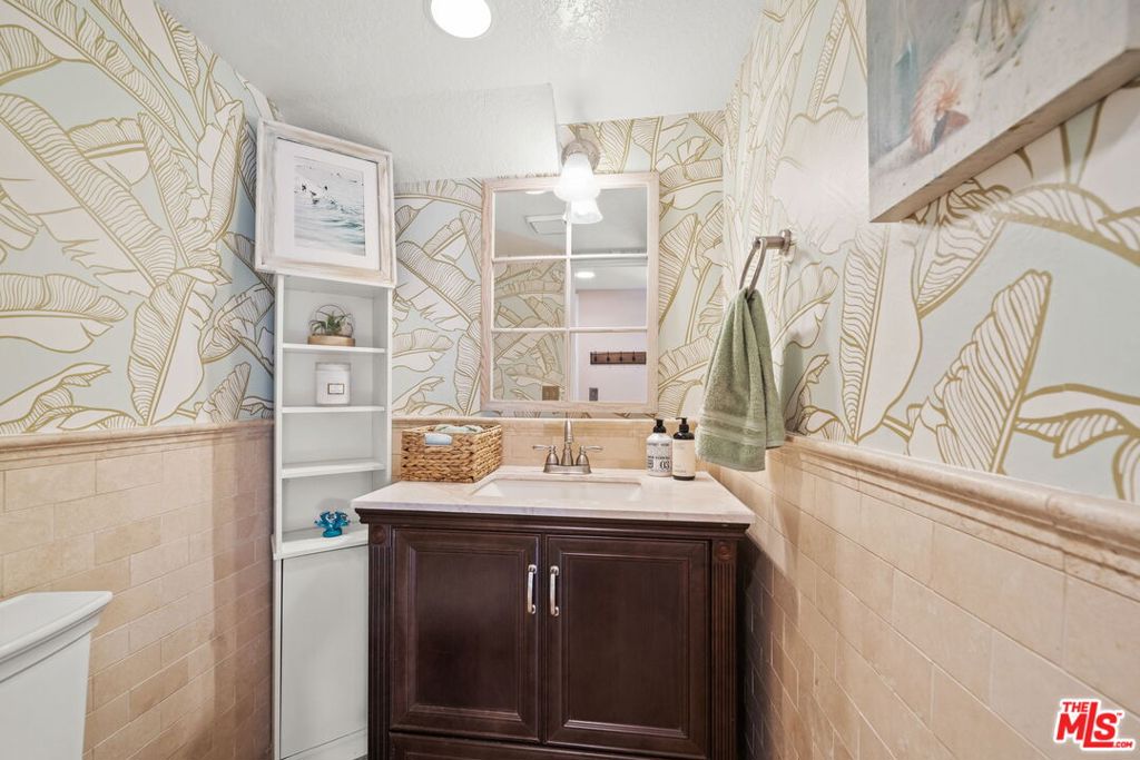 https://media.crmls.org/mediaz/c1273fa5-ece1-44e7-bde2-02a83d644fc2.jpg?preset=X-Large