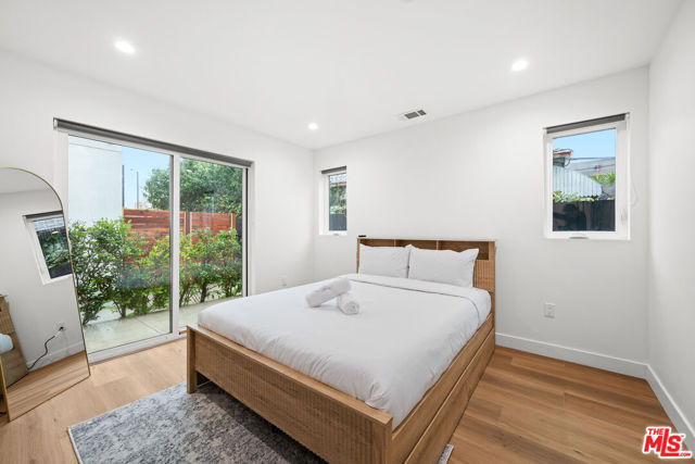 841 N Mccadden Pl, Los Angeles CA: https://media.crmls.org/mediaz/c127b22a-e65d-498d-bf16-a21068d61d32.jpg