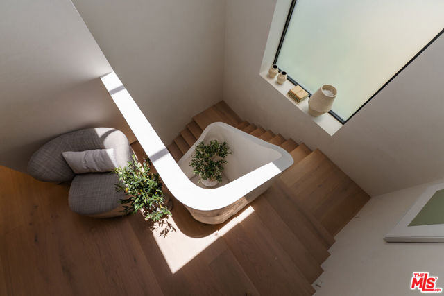 4046 Shadyglade Avenue, Studio City CA: https://media.crmls.org/mediaz/c127c9fc-ab74-4bd7-9ec7-77b896b9b897.jpg