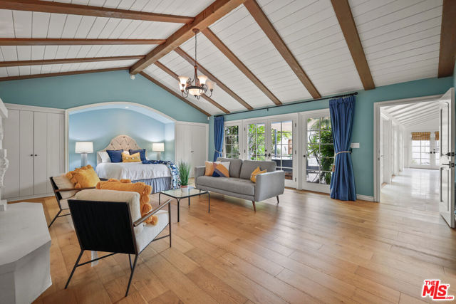 2005 Chilton Drive, Glendale CA: https://media.crmls.org/mediaz/c127dc72-ce8e-492f-bda3-793c6a164aa6.jpg