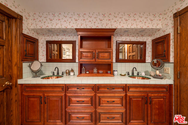 1242 Angelo Drive, Beverly Hills CA: https://media.crmls.org/mediaz/c1287885-e3f8-40a4-8dc6-741f473fdb8c.jpg