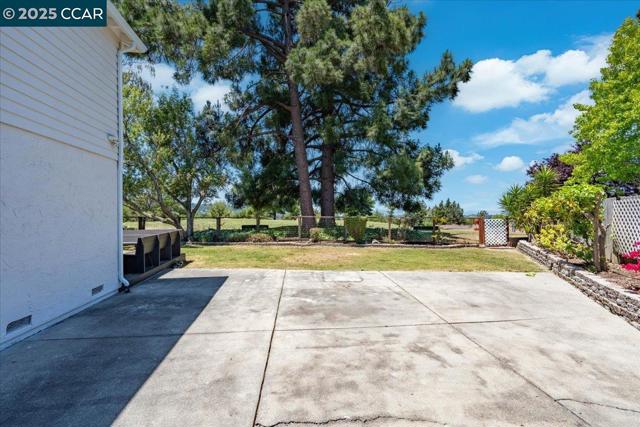 739 Devils Drop Ct, Richmond CA: https://media.crmls.org/mediaz/c1288832-84db-49e0-b043-d8cb43808e41.jpg