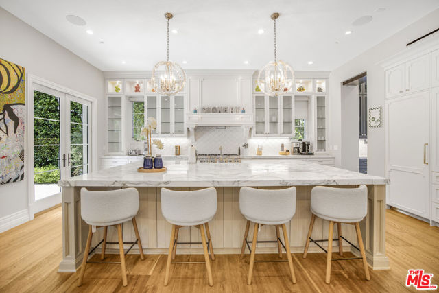 439 S Spalding Dr, Beverly Hills CA: https://media.crmls.org/mediaz/c1293ef1-1eb5-4d80-b096-603157ff362b.jpg