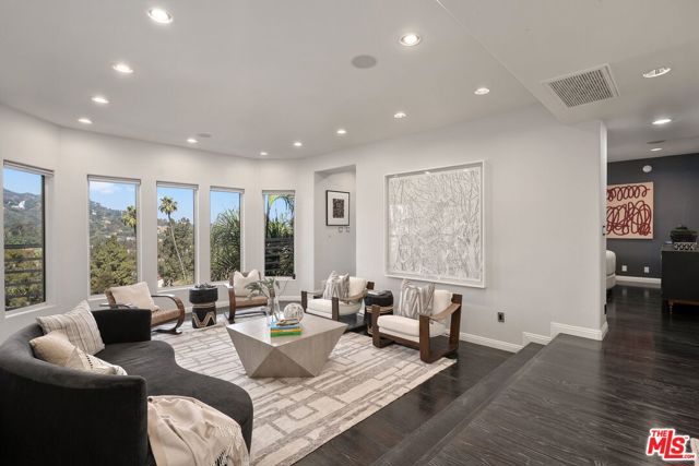 3275 N Knoll Drive, Los Angeles CA: https://media.crmls.org/mediaz/c12c8a2e-1a9a-4cf3-808d-445abd458abb.jpg