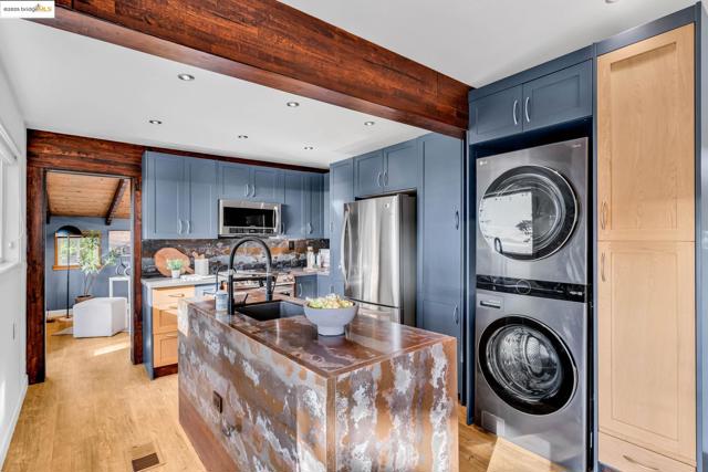 6141 Merriewood Dr, Oakland CA: https://media.crmls.org/mediaz/c12cda91-ff14-4e16-aad8-9ba8d19c1db8.jpg