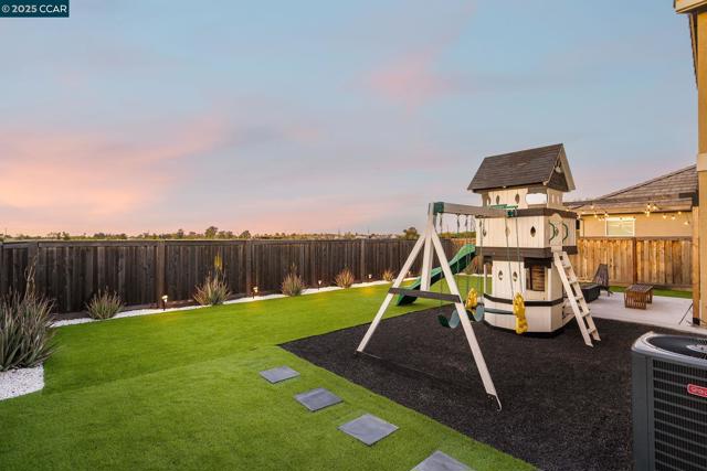 9603 Del Seis Dr, Sacramento CA: https://media.crmls.org/mediaz/c12e00c0-4724-4db5-95e4-8a7ceb2be4ce.jpg