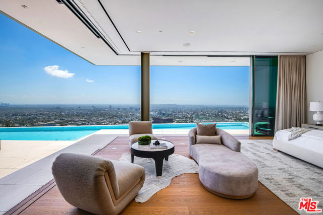 9016 Thrasher Avenue, Los Angeles CA: https://media.crmls.org/mediaz/c12e5232-7943-4bb5-883d-1688d52d8668.jpg