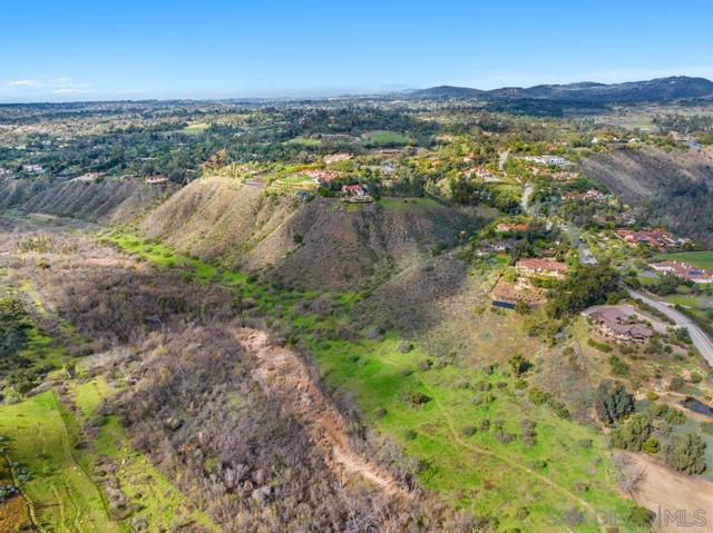 16574 Zumaque, Rancho Santa Fe CA: https://media.crmls.org/mediaz/c12e746f-41ff-4ba6-b9a1-2da9686e88d7.jpg