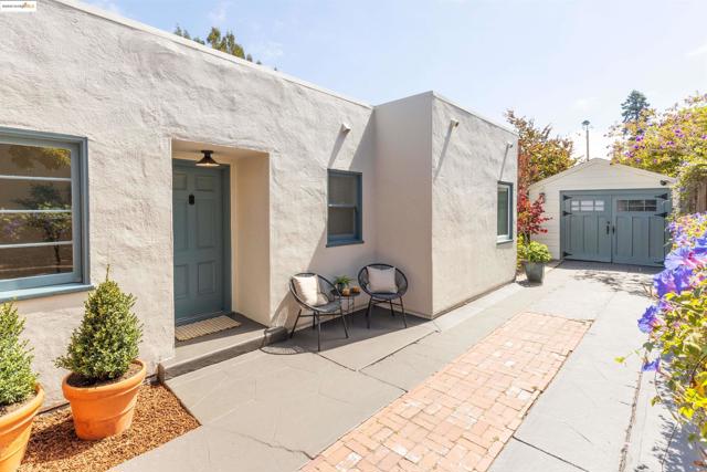 2451 Carmel St, Oakland CA: https://media.crmls.org/mediaz/c12eb809-2219-4e2d-9124-e8890716857e.jpg