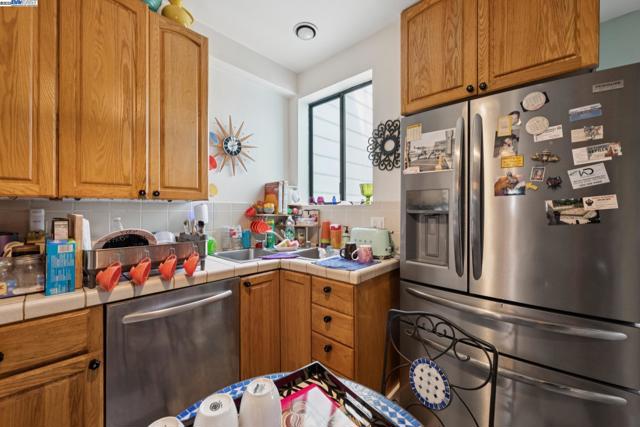 658 30Th Ave, San Francisco CA: https://media.crmls.org/mediaz/c12ed4a4-323b-4605-a9c5-5a48ec69122f.jpg