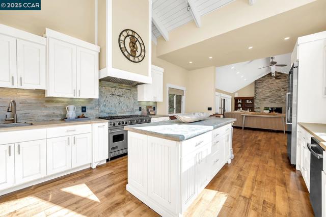 691 Old Jonas Hill Rd, Lafayette CA: https://media.crmls.org/mediaz/c12f8f97-656f-438d-bb54-faef755286b8.jpg