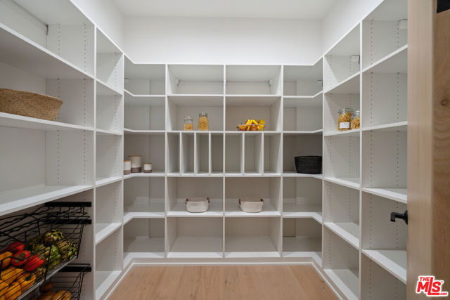 5036 Woodley Avenue, Encino CA: https://media.crmls.org/mediaz/c13190c5-c3cf-4339-96a6-46a98cb19df8.jpg