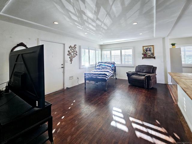 425 E 16Th St, National City CA: https://media.crmls.org/mediaz/c131cca5-d142-40f7-85f7-25d1df783ca8.jpg