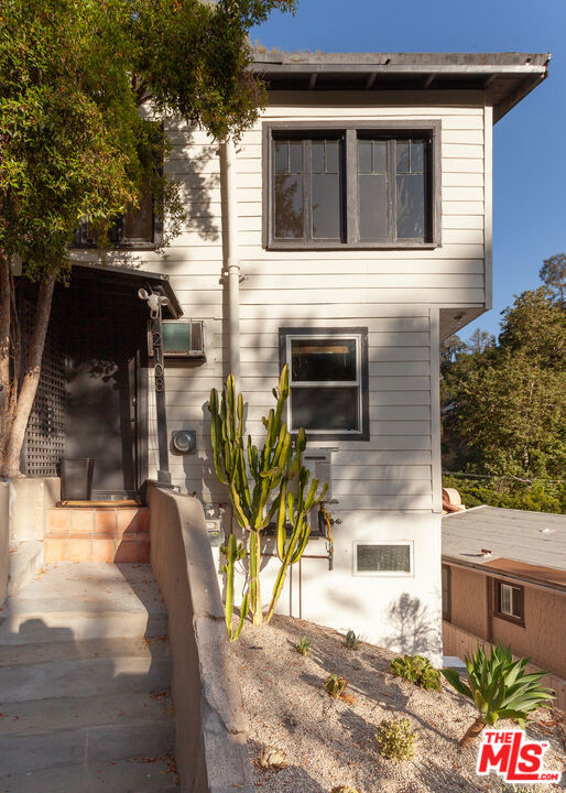 2108 Tavern Trail, Los Angeles CA: https://media.crmls.org/mediaz/c1322973-1951-4efc-a967-bf3170687f46.jpg