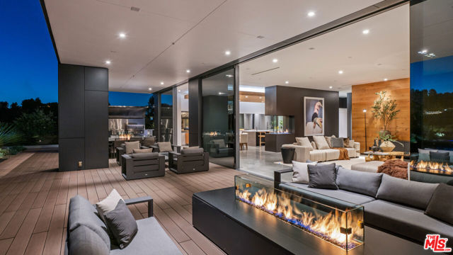 2341 Gloaming Way, Beverly Hills CA: https://media.crmls.org/mediaz/c132b921-29c7-4ea4-a573-f49942c70359.jpg