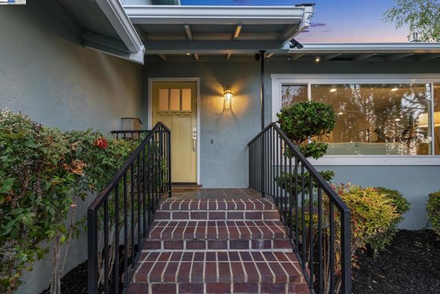 3134 Terry Ct, Castro Valley CA: https://media.crmls.org/mediaz/c13396e0-b0a2-4fcb-a83a-6c0ee6437588.jpg