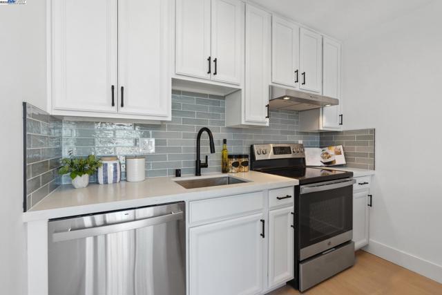 1 Kelton Ct, Oakland CA: https://media.crmls.org/mediaz/c1348e48-8ba8-4812-bb50-80e318863fde.jpg