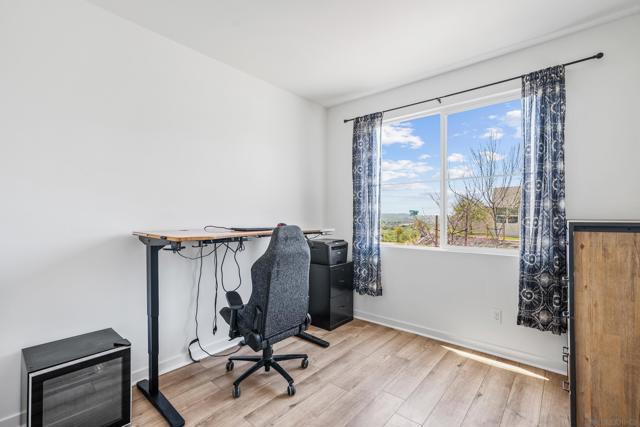 35111 Cooper Pl, Fallbrook CA: https://media.crmls.org/mediaz/c1349312-e3e6-4f16-8336-58dd1291bdab.jpg