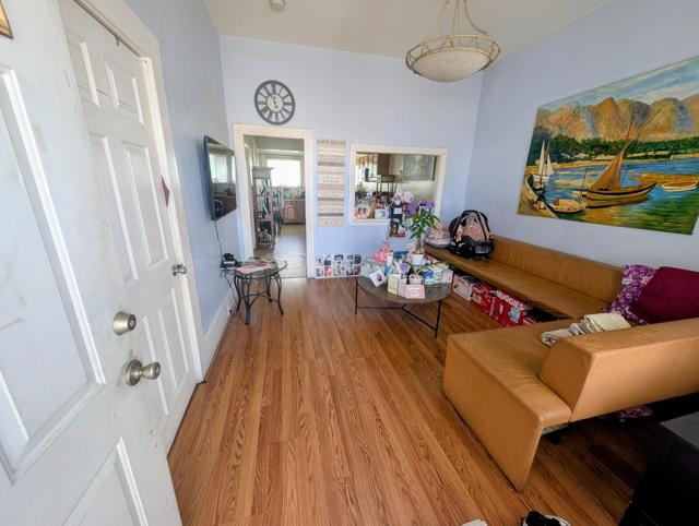 1028 25th Avenue, Oakland CA: https://media.crmls.org/mediaz/c135122b-a7f2-4410-88d3-edf66da6a792.jpg