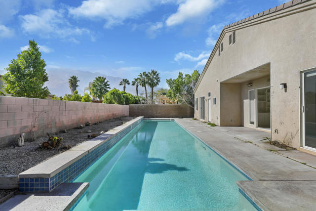 1041 E ViA San Dimas Road, Palm Springs CA: https://media.crmls.org/mediaz/c13559dd-9ff5-4303-9748-302d55ab85e6.jpg