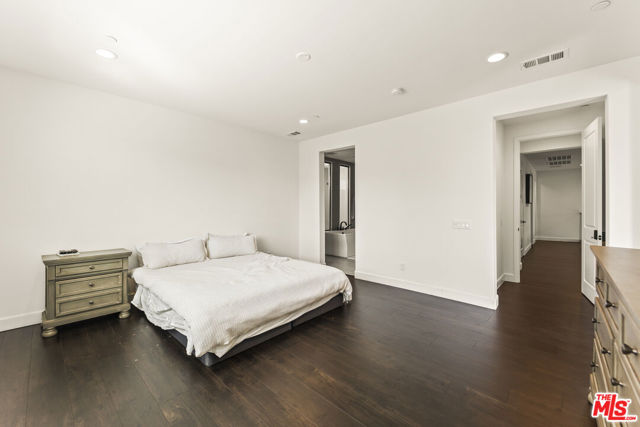 11767 Toyon Drive, Chatsworth CA: https://media.crmls.org/mediaz/c135e807-e20f-4a1a-92d6-01faf2dd7594.jpg