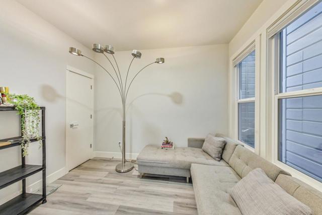 811 Oak Street, San Francisco CA: https://media.crmls.org/mediaz/c135f020-fde4-4b4a-97e4-ace60a410218.jpg