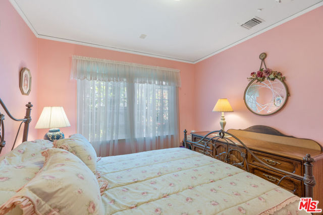 4436 Stansbury Avenue, Sherman Oaks CA: https://media.crmls.org/mediaz/c1367c7c-6596-4c32-8e35-8022d039e30a.jpg
