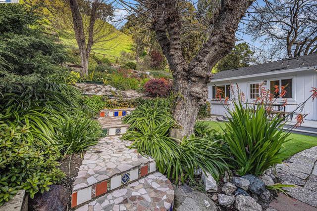 1592 SPRINGBROOK RD, Walnut Creek CA: https://media.crmls.org/mediaz/c1368a61-5cd8-4e2e-b68f-38ee80230215.jpg