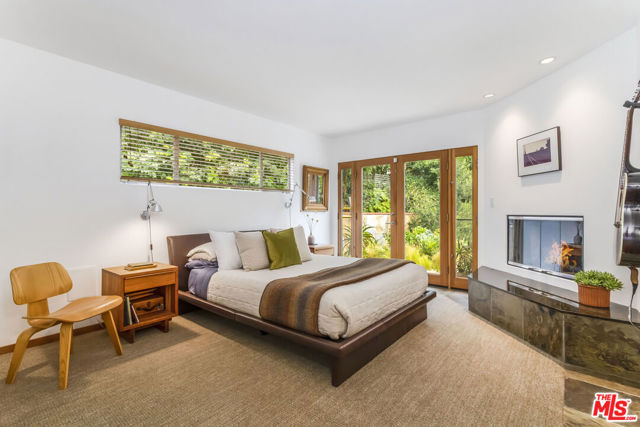8631 Allenwood Road, Los Angeles CA: https://media.crmls.org/mediaz/c1370389-c7e6-4553-a374-da31dfca370b.jpg