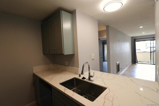 4041 Oakcrest Dr, San Diego CA: https://media.crmls.org/mediaz/c137a11f-6f02-4962-9509-5aabfac4dba1.jpg