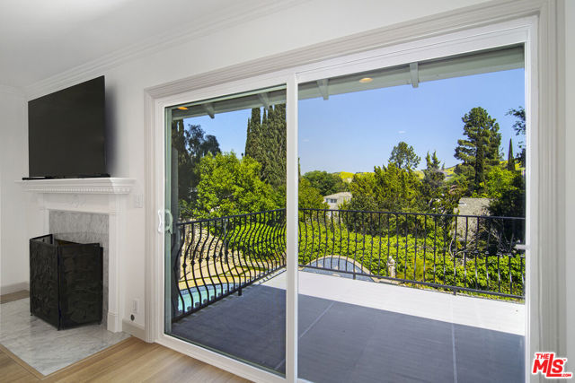 5020 Dantes View Drive, Agoura Hills CA: https://media.crmls.org/mediaz/c138df23-a6f3-4150-9adf-d115805d545f.jpg