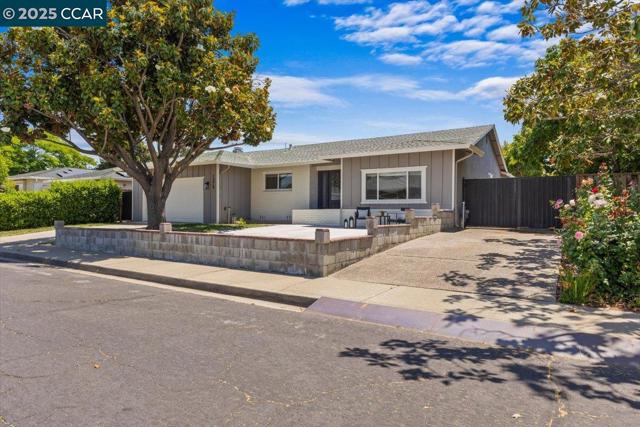 1578 Dianda Dr, Concord CA: https://media.crmls.org/mediaz/c13ad09f-452b-41ce-be0f-ac2b9524b3fd.jpg
