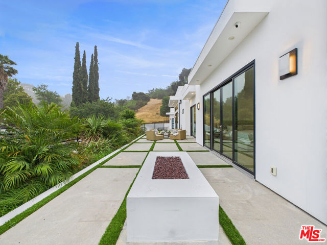 4637 Dunas Lane, Tarzana CA: https://media.crmls.org/mediaz/c13ad7d4-f91e-4b30-b5b8-03dfac9ef71a.jpg