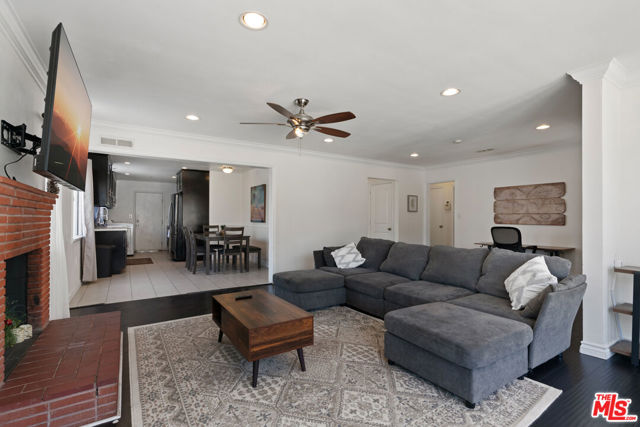 328 E Plymouth Street, Inglewood CA: https://media.crmls.org/mediaz/c13b3e1b-139b-4df4-b1d7-b28a30d8cb82.jpg