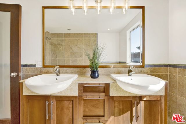 2336 Boone Avenue, Venice CA: https://media.crmls.org/mediaz/c13b5a4a-ed9c-4995-889f-aeeb30164ddf.jpg