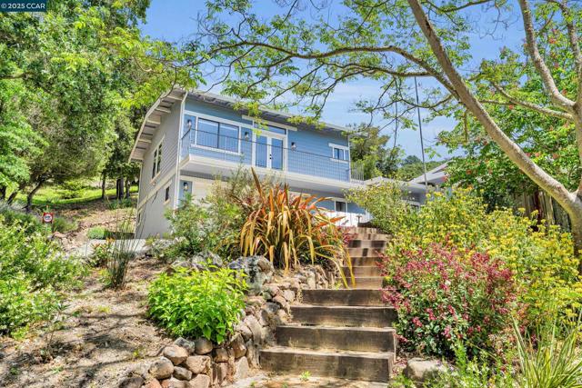 231 Orchard Rd, Orinda CA: https://media.crmls.org/mediaz/c13b8876-884e-46f4-b3bd-26bfc23c3394.jpg