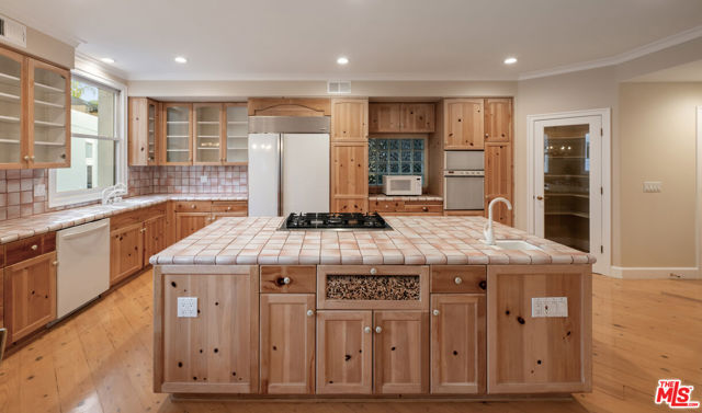 5105 Via Donte, Marina del Rey CA: https://media.crmls.org/mediaz/c13bfcaa-1838-46fd-9ec4-11099531c0e5.jpg